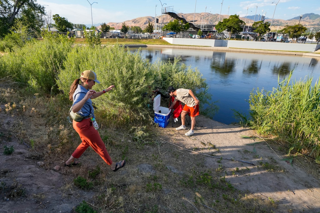 (Francisco Kjolseth | The Salt Lake Tribune) Mayor Erin Mendenhall drops in to have a closer look at a large carp caught by Hasan Alshameri on Tuesday, June 24, 2025. 