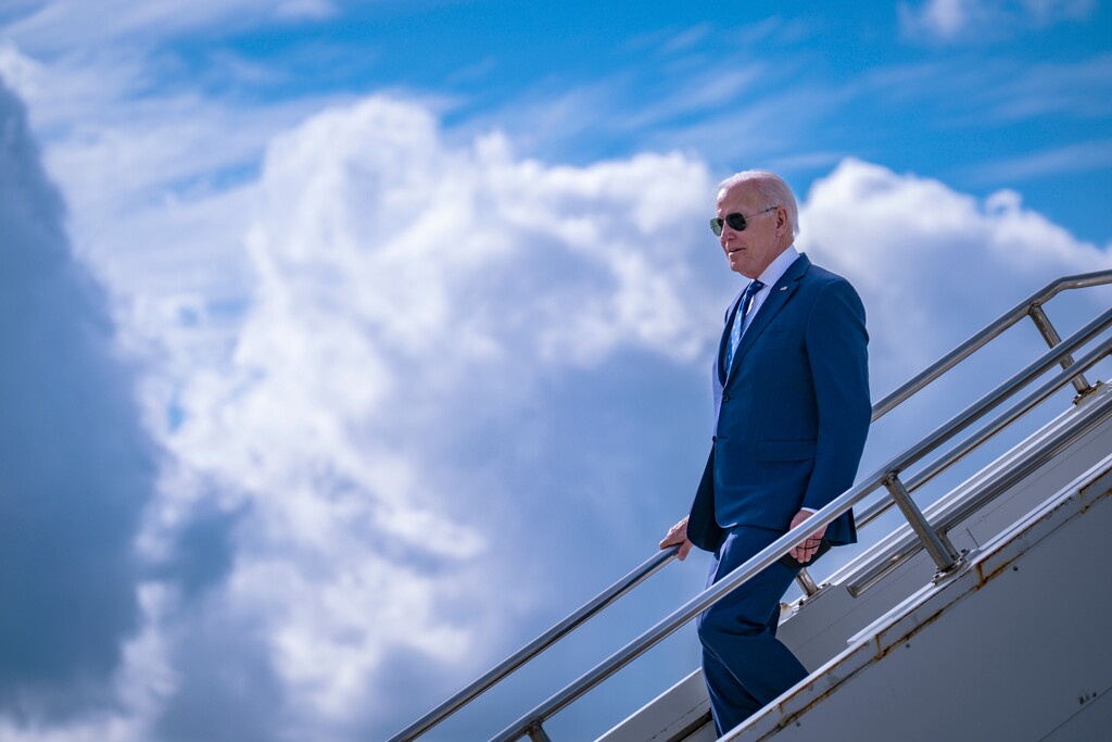 (Pete Marovich | The New York Times)

President Joe Biden disembarks from Air Force One in Hebron, Ky., Jan. 4, 2023.