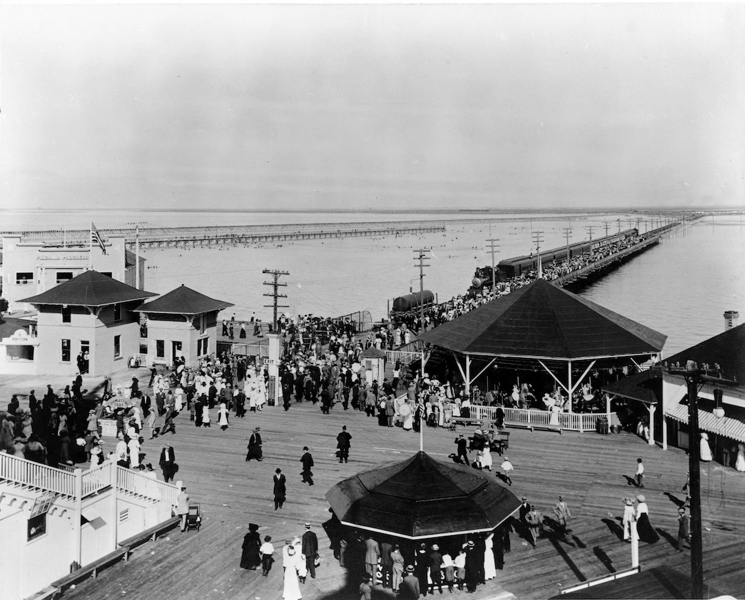 (Utah State Historical Societ) Visitors to Saltair I make their way at the Salt Lake and Los Angeles Railway terminal.
