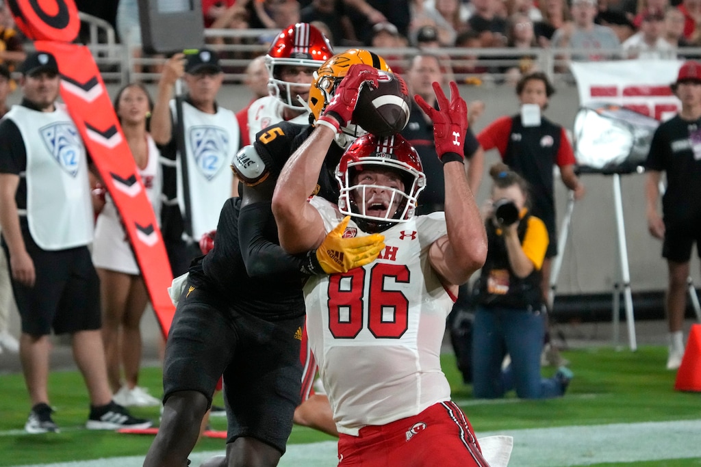 Utah tight end Dalton Kincaid (86) catches a touchdown pass in front of Arizona State defensive back Chris Edmonds during the first half of an NCAA college football game Saturday, Sept. 24, 2022, in Tempe, Ariz. (AP Photo/Rick Scuteri)