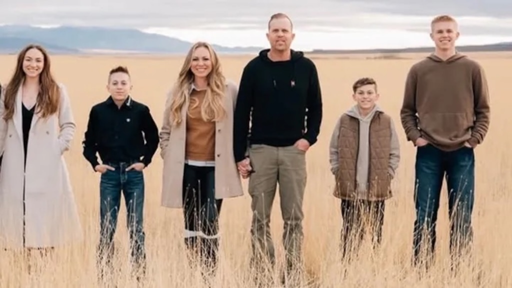 (Bree Nielson | GoFundMe) Spencer Long, middle, with his wife, Katrina Long, and their family.