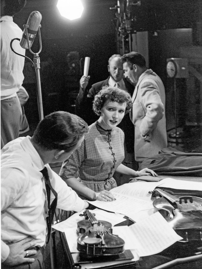 (Photo courtesy of Pioneers of Television Archives) Betty White at work as the first woman in Hollywood with creative control of a sitcom — on the set of “Life with Elizabeth.”