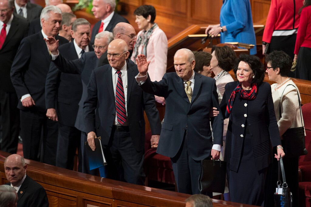 (Jeremy Harmon  |  The Salt Lake Tribune)  President Russell M. Nelson waves to the crowd at the end of the Sunday afternoon session of General Conference on April 1, 2018.
