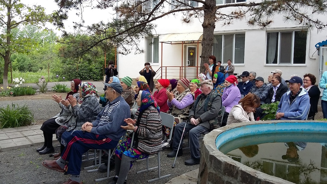 photo courtesy LDS ChurchChurch members help the elderly during an activity in Russia.