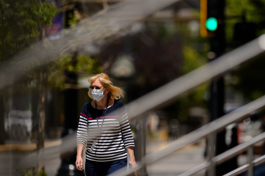 (Trent Nelson  |  The Salt Lake Tribune) People wearing masks on Main Street in Salt Lake City on Tuesday, June 23, 2020. Mask wearing is recommended during the current orange phase of Utah's COVID-19 effort in Salt Lake City.