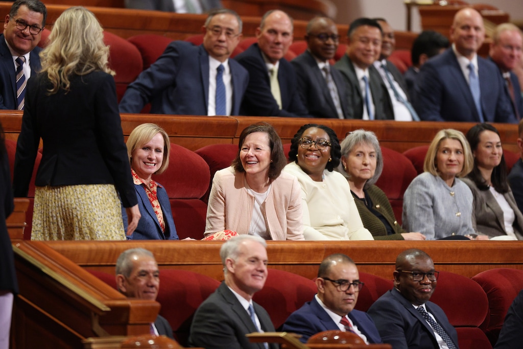 (The Church of Jesus Christ of Latter-day Saints) The outgoing Primary General Presidency welcomes new members of the presidency at General Conference in April 2026. Women now can serve as Sunday school presidents in their congregations.