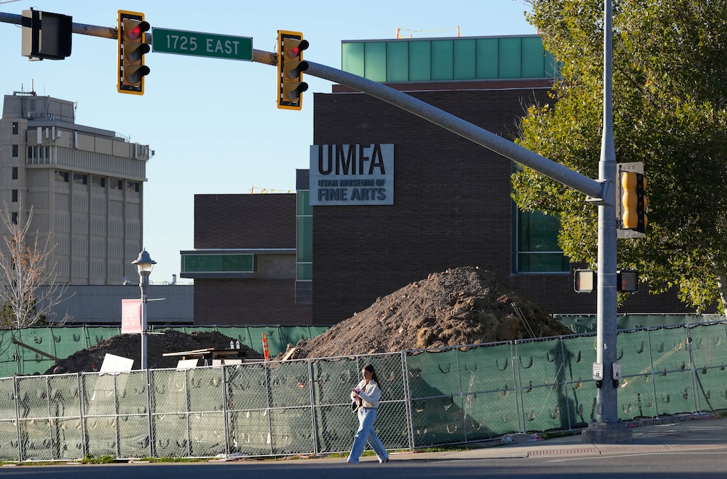 (Francisco Kjolseth | The Salt Lake Tribune) The Utah Museum of Fine Arts at the University of Utah prepares its grounds on Tuesday, Oct. 21, 2025 to place a new sculpture.