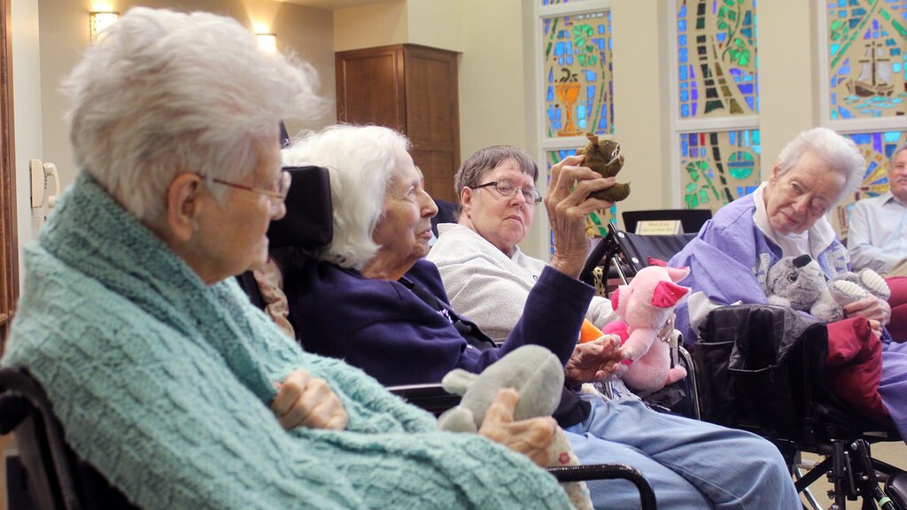 (Adelle M. Banks | Religion News Service)
Dolores Simmons, second from left, shows the stuffed mouse she chose from a basket of stuffed animals during a “Spirit Alive” service at Phoebe Richland, a skilled nursing center in Richlandtown, Pa., on Nov. 5, 2018.