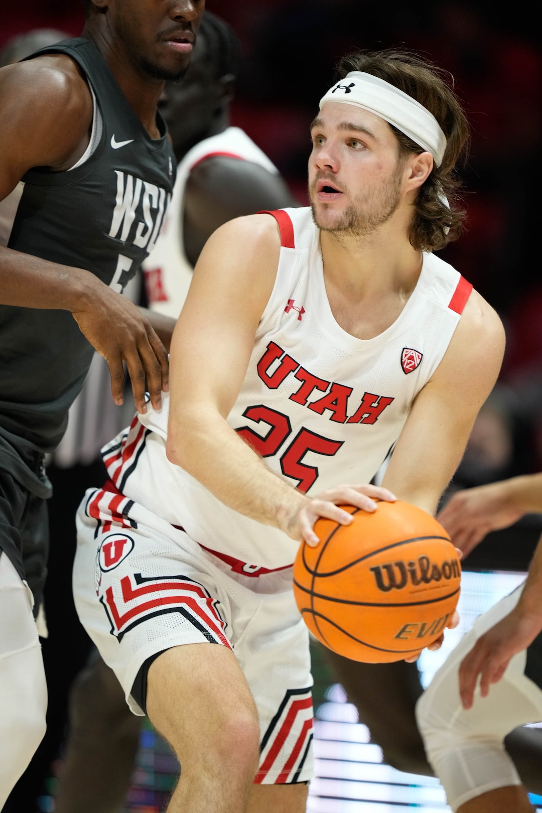 (Francisco Kjolseth | The Salt Lake Tribune) Utah Utes guard Rollie Worster (25) looks for a teammate in game action during an NCAA college basketball game at the Jon M.Huntsman Center against the Washington State Cougars, on Saturday, Jan. 8, 2022. Utah lost 61-77.