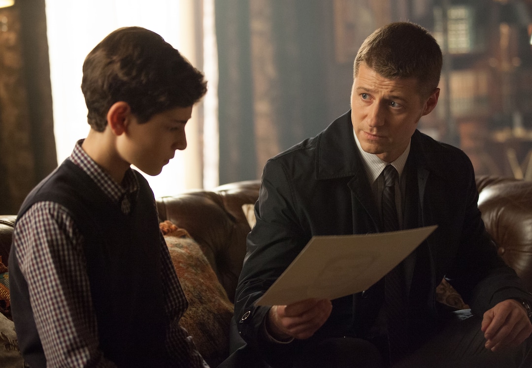 Jessica Miglio  |  FOXDetective James Gordon (Ben McKenzie, R) gives Bruce Wayne (David Mazouz, L) new information on his parents' case in the "Harvey Dent" episode of GOTHAM airing Monday, Nov. 17 on FOX.
