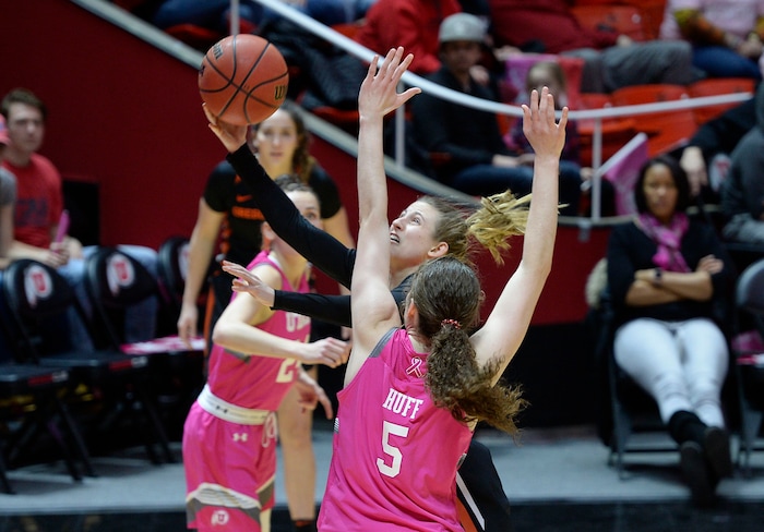 Scott Sommerdorf | The Salt Lake TribuneOregon State Beavers guard Taylor Kalmer (25) slices through the Utah defense for a layup during first half play. Utah led Oregon State 36-34 at the half, but lost the game 69-58, Friday, January 26, 2018.