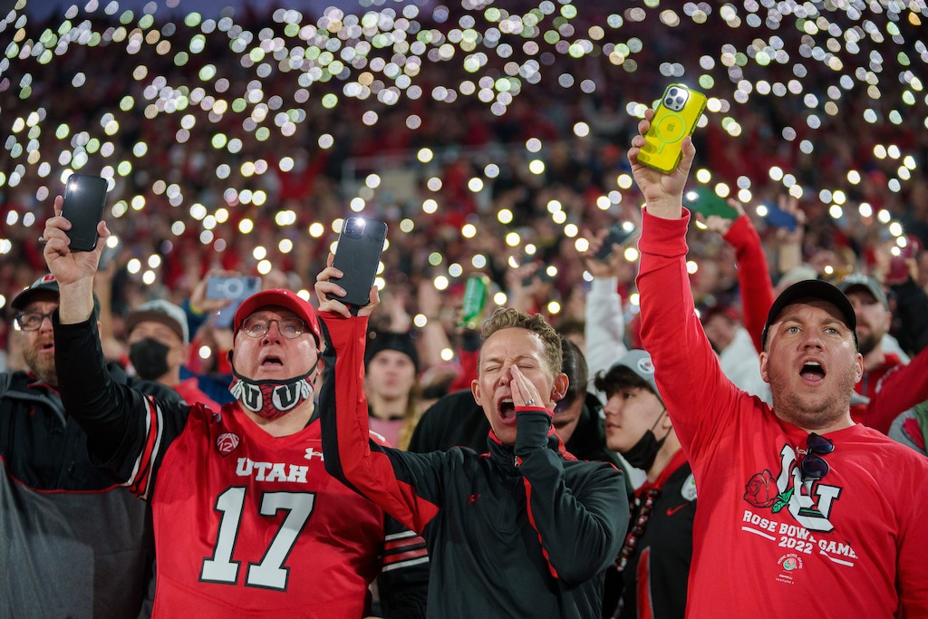 (Trent Nelson | The Salt Lake Tribune) Utah fans hold up their phones during a tribute to Utah players Ty Jordan and Aaron Lowe, as the Utah Utes face the Ohio State Buckeyes at the Rose Bowl in Pasadena, Calif., on Saturday, Jan. 1, 2022.