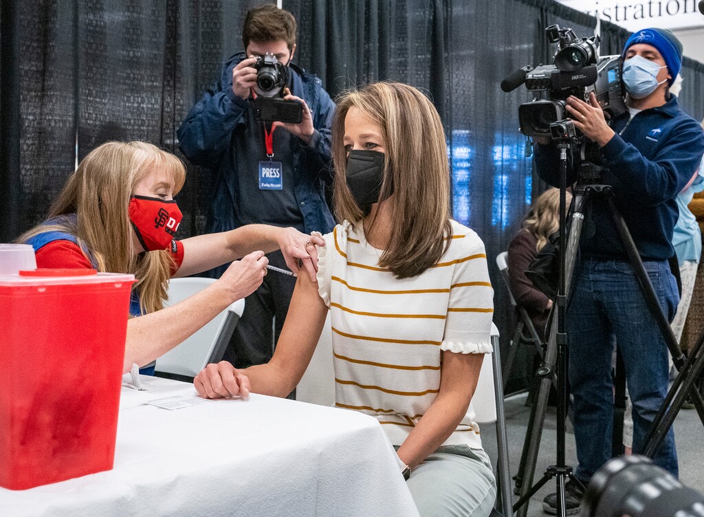 (Leah Hogsten | The Salt Lake Tribune)  Utah first lady Abby Cox receives her first COVID-19 vaccine from Utah County Health Department nurse Amy Engle in Spanish Fork, Mar. 25, 2021.