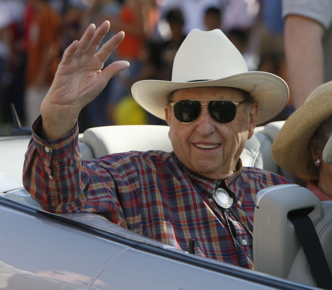 (Rick Egan  |  The Salt Lake Tribune) President Thomas S. Monson waves as he rides in the Days of '47 Parade in 2008.