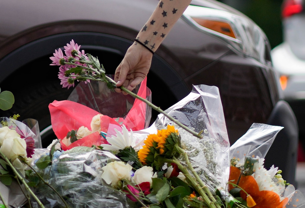 (Francisco Kjolseth  | The Salt Lake Tribune) People mourn Arthur Folasa Ah Loo near the Wallace F. Bennett Federal Building in Salt Lake City where he was killed on Monday, June 16, 2025. A GoFundMe fundraiser for Ah Loo's family generated more than $430,000.