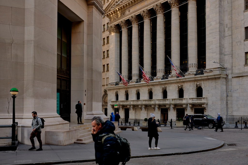 (Gabby Jones | The New York Times)

Pedestrians in front of the New York Stock Exchange in the Financial District in New York, on March 21, 2023.