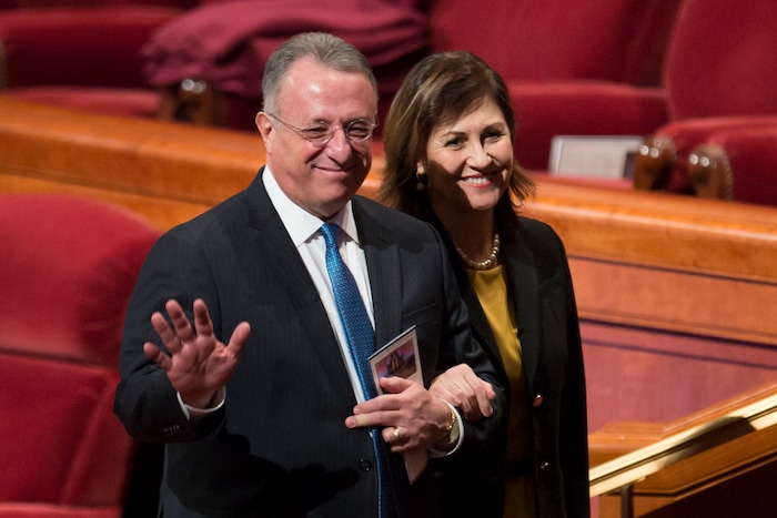 (Jeremy Harmon  |  The Salt Lake Tribune) Elder Ulisses Soares waves to the crowd at the end of Sunday morning session of General Conference on April 1, 2018.