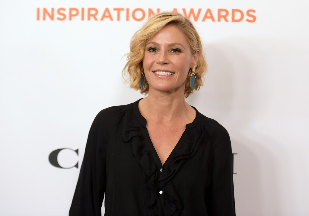 (Richard Shotwell/Invision/AP) Actress Julie Bowen, shown in 2018, helped a woman who fainted and hit her head on a rock Sunday after stopping to rest in Utah's Arches National Park.