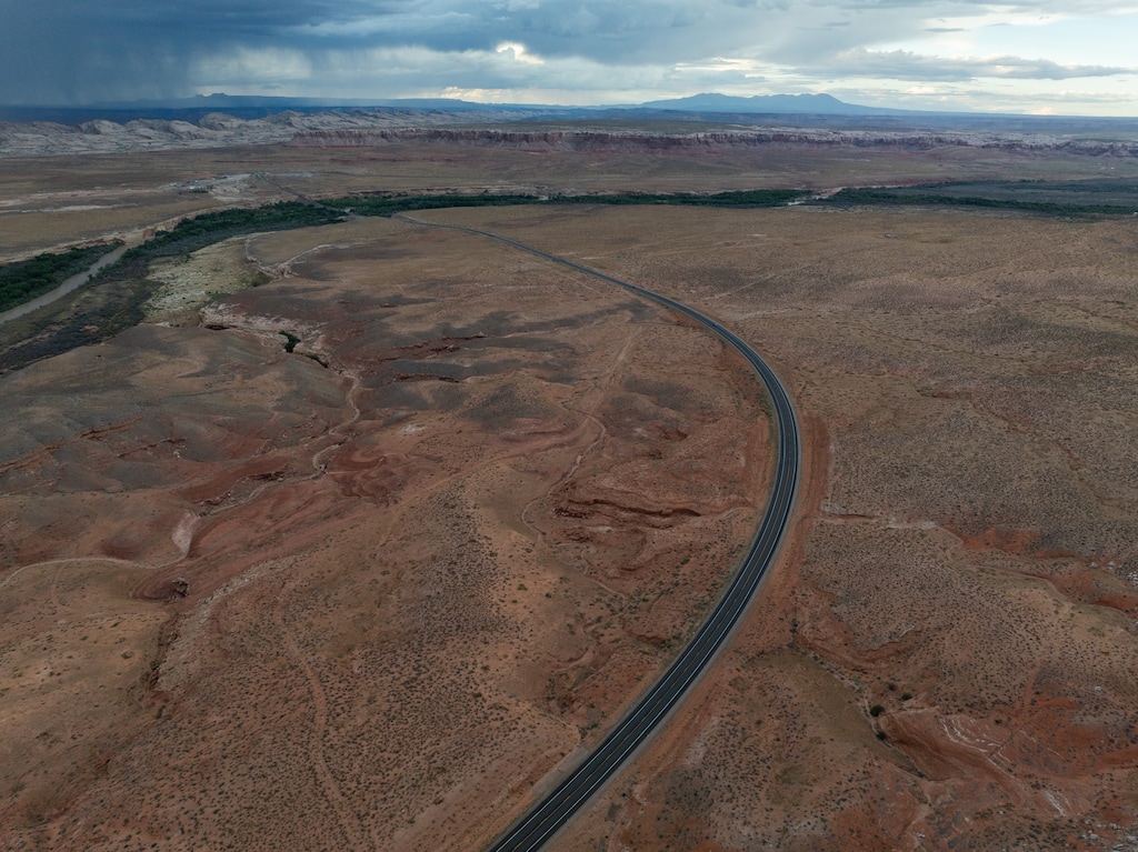(Trevor Christensen | The Salt Lake Tribune) U.S. Highway 191 heading south through the Navajo Nation on Tuesday, Aug. 13, 2024. Staff of the Navajo Nation Division of Social Services and the Utah Division of Child and Family Services have improved their communication processes after a gap last year.