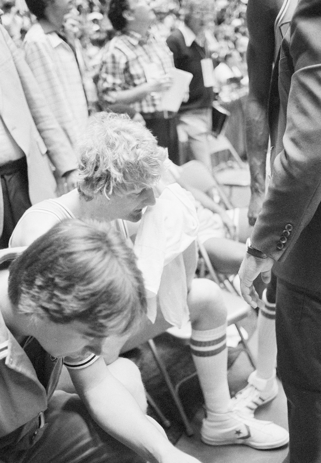 (AP Photo) Indiana State's Larry Bird holds a towel to his head moments after his team was defeated 75-64 by Michigan State in NCAA champion game Monday, March 27, 1979 in Salt Lake City.