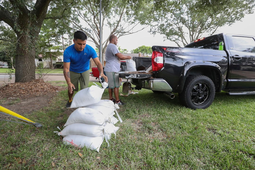 (Steve Gonzales | Houston Chronicle)  Albert Martinez and Victor Valerio fill bags with dirt from a pickup Thursday, Aug. 24, 2017, in Houston. Tropical Storm Harvey intensified Thursday into a hurricane that forecasters said would be the first major hurricane to hit Texas in 12 years.