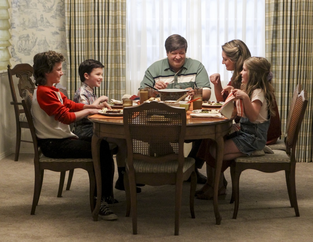 (Photo credit: Robert Voets/CBS) Montana Jordan as Georgie, Iain Armitage as young Sheldon, Lance Barber as George Sr., Zoe Perry as Mary and Raegan Revord as Missy in “Young Sheldon.”