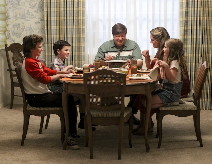 (Photo credit: Robert Voets/CBS) Montana Jordan as Georgie, Iain Armitage as young Sheldon, Lance Barber as George Sr., Zoe Perry as Mary and Raegan Revord as Missy in “Young Sheldon.”