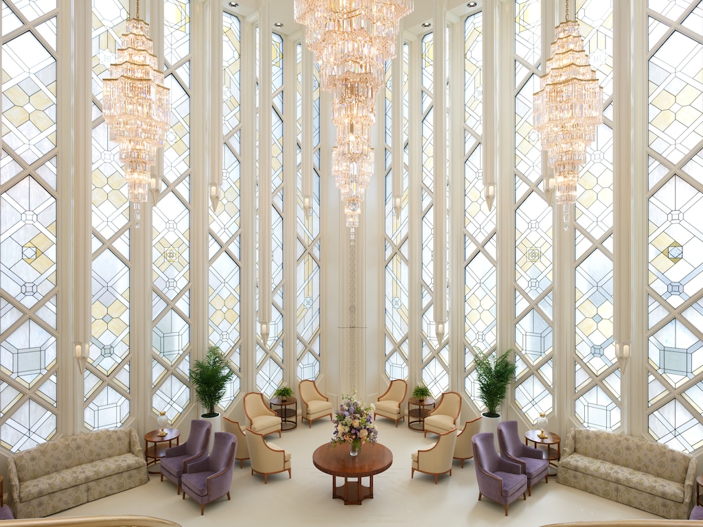 (The Church of Jesus Christ of Latter-day Saints) The Celestial Room of the San Diego Temple.