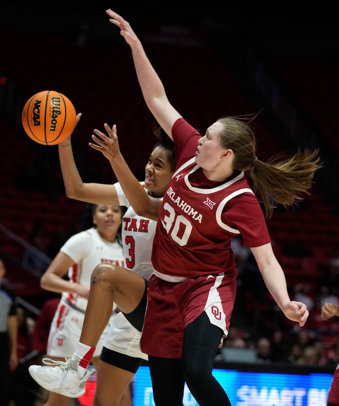 (Francisco Kjolseth | The Salt Lake Tribune) Utah Utes guard Lani White (3) is pressured by Oklahoma Sooners guard Taylor Robertson (30) as the University of Utah hosts the Oklahoma Sooners in women’s NCAA basketball in Salt Lake City on Wednesday, Nov. 16, 2022.