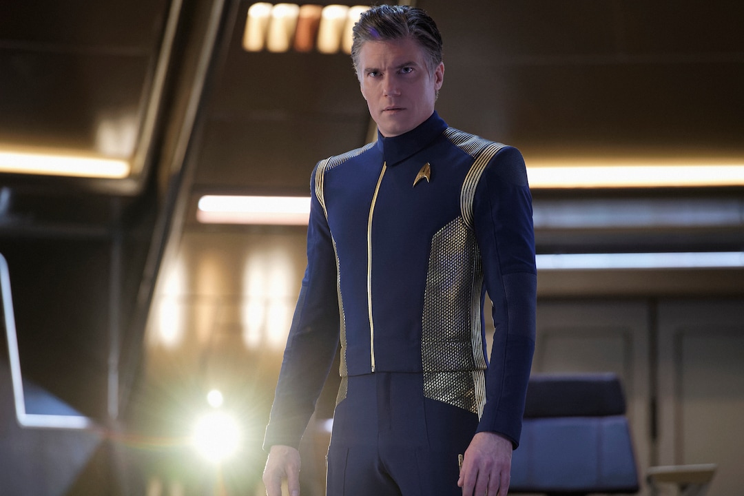 (Photo courtesy Ben Mark Holzberg/CBS) Captain Christopher Pike (Anson Mount) on the bridge of the U.S.S. Discovery on “Star Trek: Discovery.”