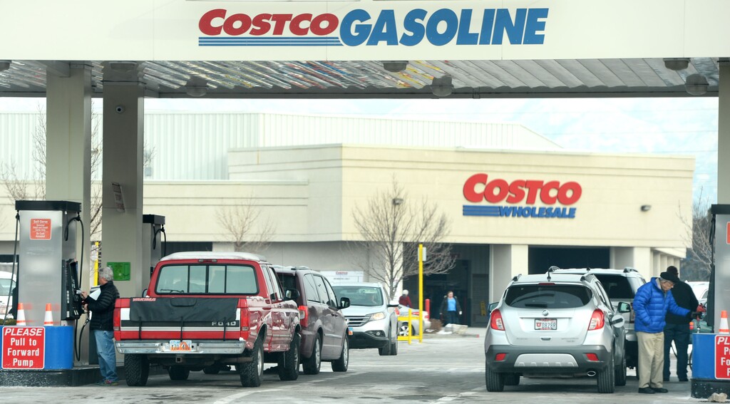 Steve Griffin  |  The Salt Lake Tribune Motorists fill up their cars at the Costco gas station in Salt Lake City, Monday, December 28, 2015.  
