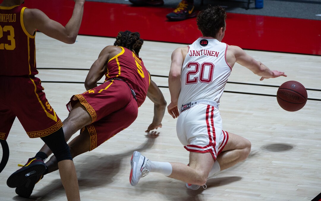 (Francisco Kjolseth  | The Salt Lake Tribune) USC Trojans forward Isaiah Mobley (3) and Utah Utes forward Mikael Jantunen (20) chase down a loose ball in PAC-12 basketball action at the Jon M. Huntsman Center, on Saturday, Feb. 27, 2021.