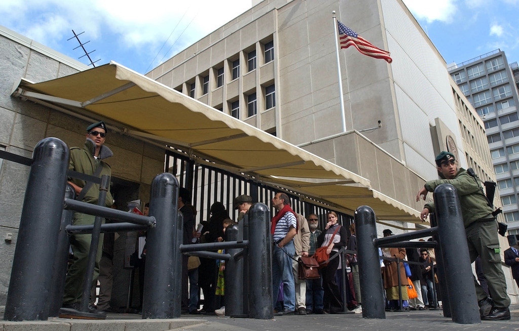(AP Photo/Eitan Hess-Ashkenazi, File) FILE - In this March 17, 2003, file photo, an Israeli border policemen guards the U.S. Embassy in Tel Aviv as other Israelis line up for U.S. visas.