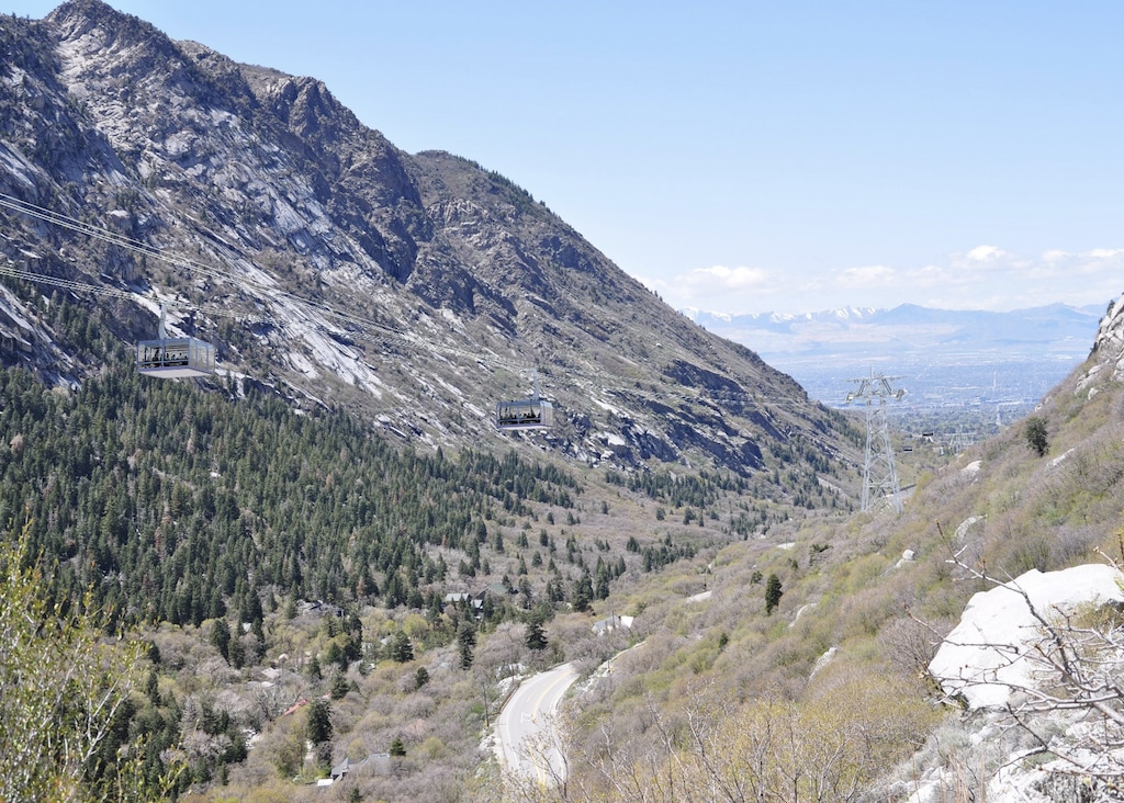 (Utah Department of Transportation) A rendering of a proposed gondola in Little Cottonwood Canyon.