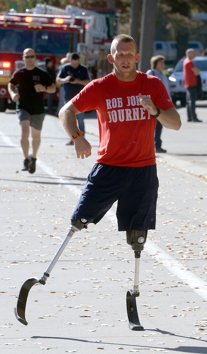 Al Hartmann | The Salt Lake Tribune)
Rob Jones, a retired Marine Corps Sergeant who lost both legs when he stepped on an improvised explosive device in Afghanistan, runs a marathon, (26.2) miles in Liberty Park in Salt Lake City Wednesday Oct. 25. He won a Bronze Medal in the Paralympics and he wis the first and only double above the knee amputee to ride a normal bicycle 5,180 miles across America. Now, he is set to run 31 marathons in 31 days in 31 major cities. Starting in London on October 12th, and continuing in the United States and Toronto, he will run 26.2 miles in the selected city on his own, travel to the next city, and repeat, ending appropriately on Veterans Day in our Nation’s Capital. His motto, “Survive. Recover. Live.”