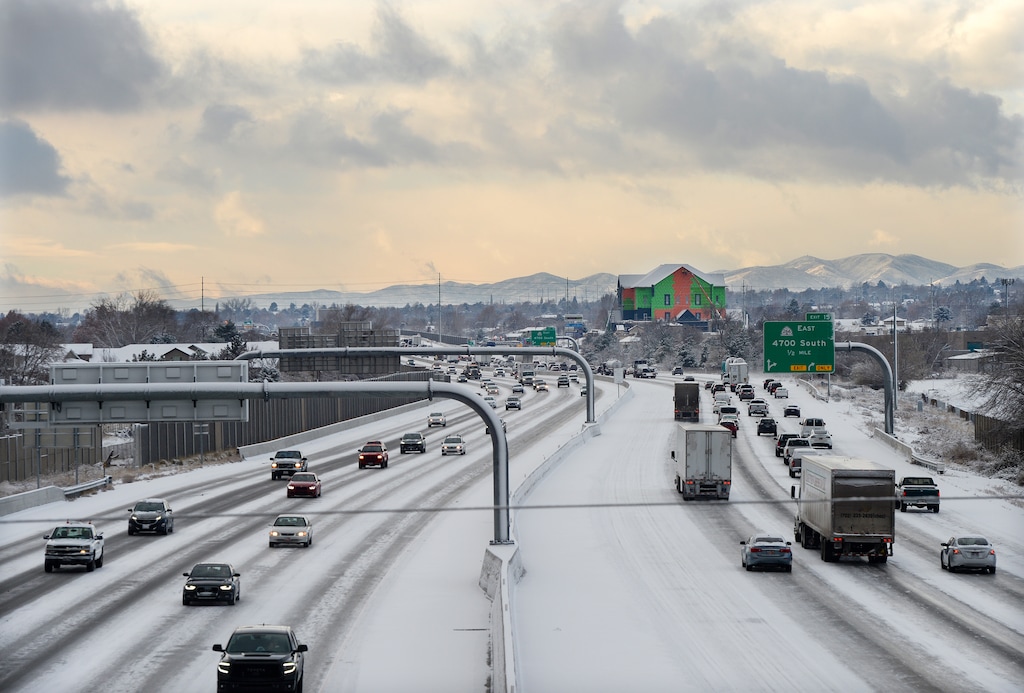 (Chris Samuels | The Salt Lake Tribune) Morning snow slows down traffic along I-215 in West Valley City, Friday, Dec. 10, 2021.