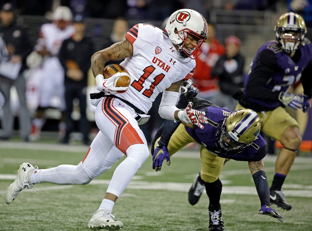 Utah's Raelon Singleton (11) runs past Washington defenders on the way to a 40-yard touchdown during the first half of an NCAA college football game Saturday, Nov. 18, 2017, in Seattle. (AP Photo/Elaine Thompson)