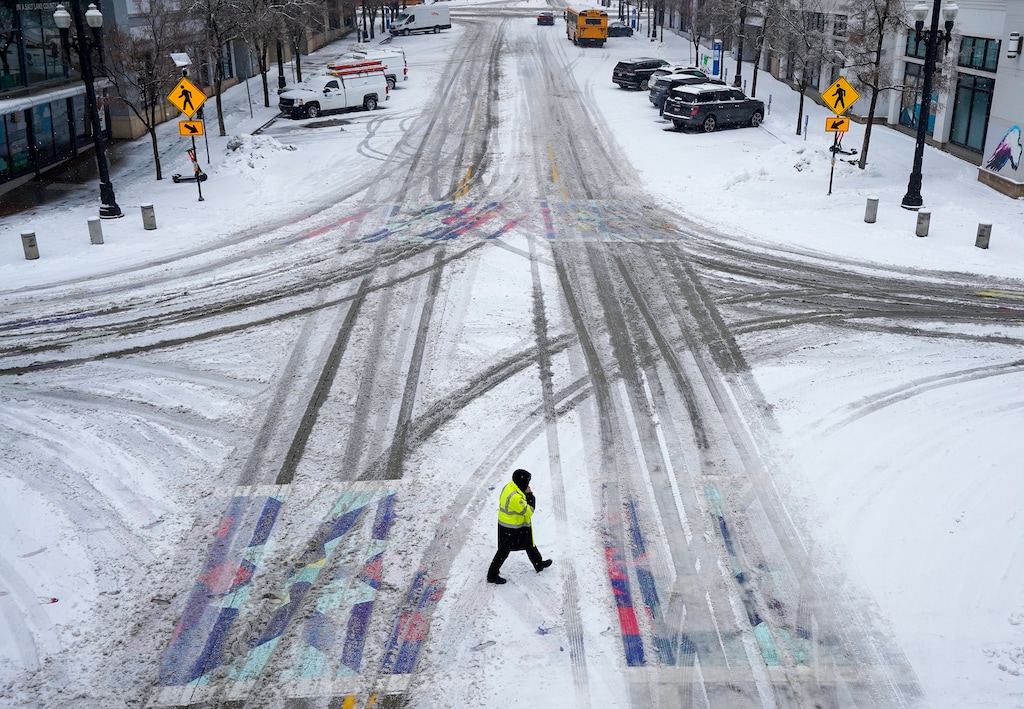 (Chris Samuels | The Salt Lake Tribune) Snow falls at The Gateway in Salt Lake City, Wednesday, Jan. 17, 2024. There’s a chance of precipitation every day through Saturday, according to the National Weather Service.