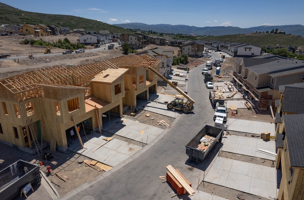 (Francisco Kjolseth  |  The Salt Lake Tribune) A bill would prohibit some cities and counties from requiring garages like the one shown under construction at the Jordanelle Ridge development in Heber City on Friday, June 7, 2024. The bill would only apply to affordably priced homes.