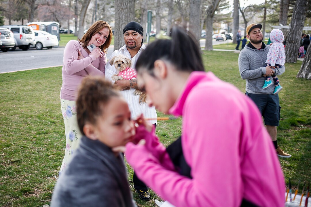 (Nicole Boliaux  |  For The Tribune)  Kailee Brown, right, with My Kids Entertainment  paints Aalyah Laeloni Milline's face while her parents watch during the annual Easter egg hunt put on by A Kid's Place Dentistry in Liberty Park in Salt Lake City on Saturday, March 31, 2018.