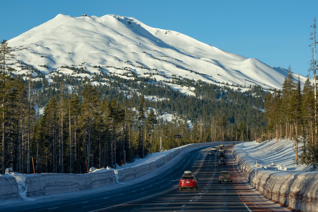 (Ruth Fremson | The New York Times) The road to Mt. Bachelor Ski Resort in Bend, Ore., Jan. 12. 2025. Mt. Bachelor, about 20 miles from Bend, has no overnight accommodations. Skiers and snowboarders drive to and from the mountain, sometimes on a moment’s notice when conditions are good.