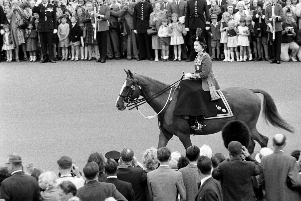 (Carl T. Gossett Jr. | The New York Times)
Queen Elizabeth takes part in the annual Trooping the Color ceremony in London on June 13, 1964. Queen Elizabeth, who inherited the throne at age 25 in 1952 and became Britain's longest-serving monarch, died on Sept. 8, 2022. She was 96.