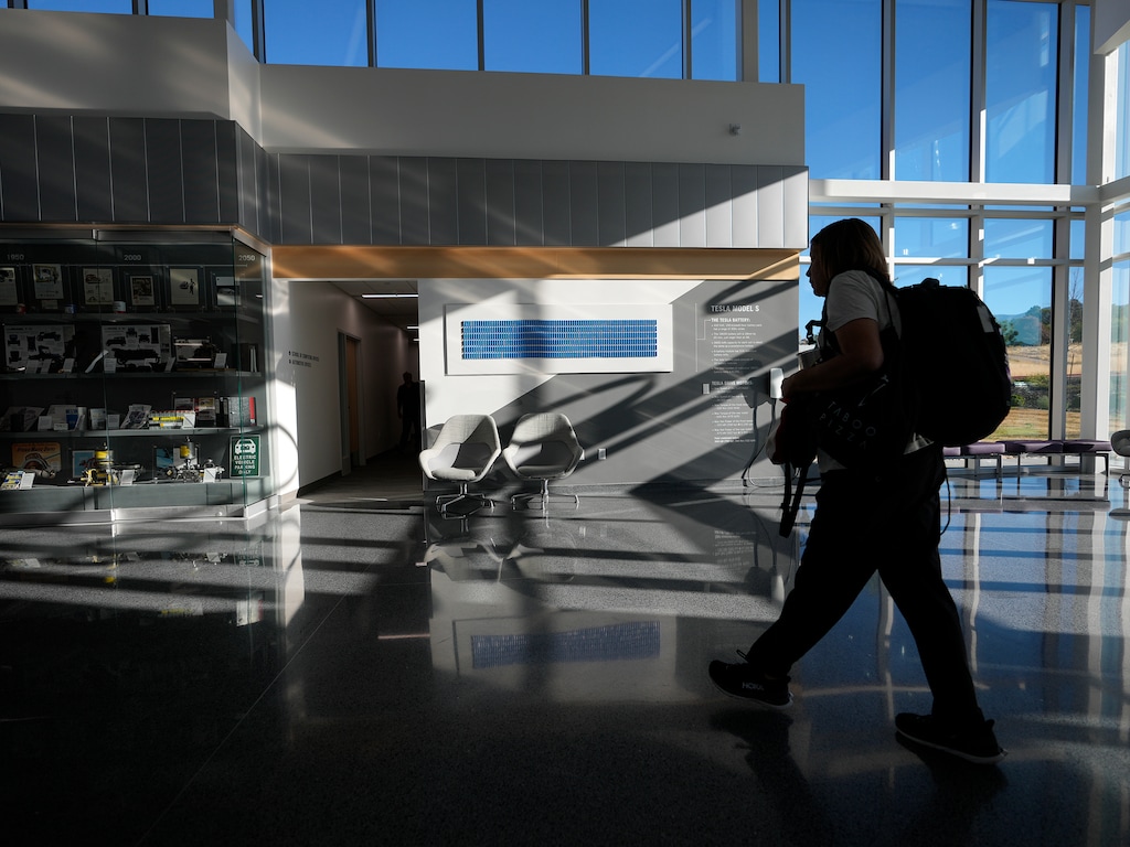 (Leah Hogsten | The Salt Lake Tribune) A Weber State University student walks into the lobby of the new Layton campus building on Sept. 19, 2022.