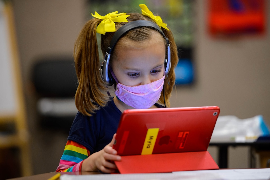 (Trent Nelson  |  The Salt Lake Tribune) Myla Rider on a reading assignment at Crescent Elementary in Sandy on Thursday, Dec. 10, 2020.