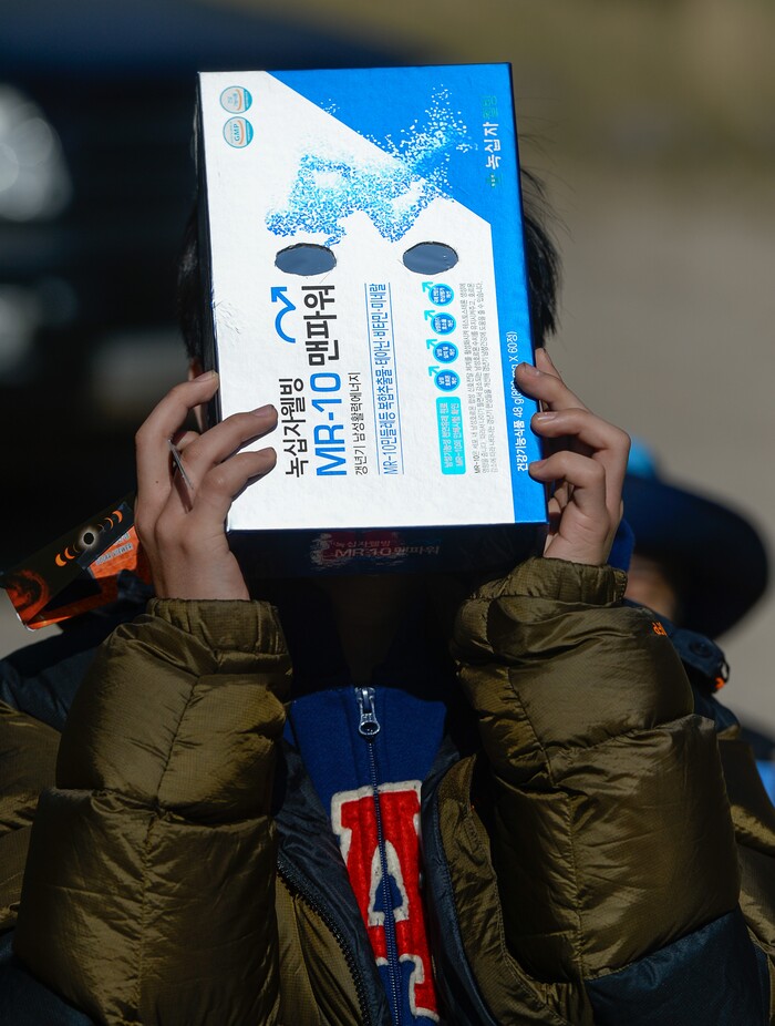 (Francisco Kjolseth  |  The Salt Lake Tribune)  Jung Sub Shim, 14, of South Korea uses a hand crafted viewer as the moon begins to take a bite of the sun while gathered at Palisades Reservoir, Idaho, for the total eclipse of the sun on Monday, August 21, 2017.