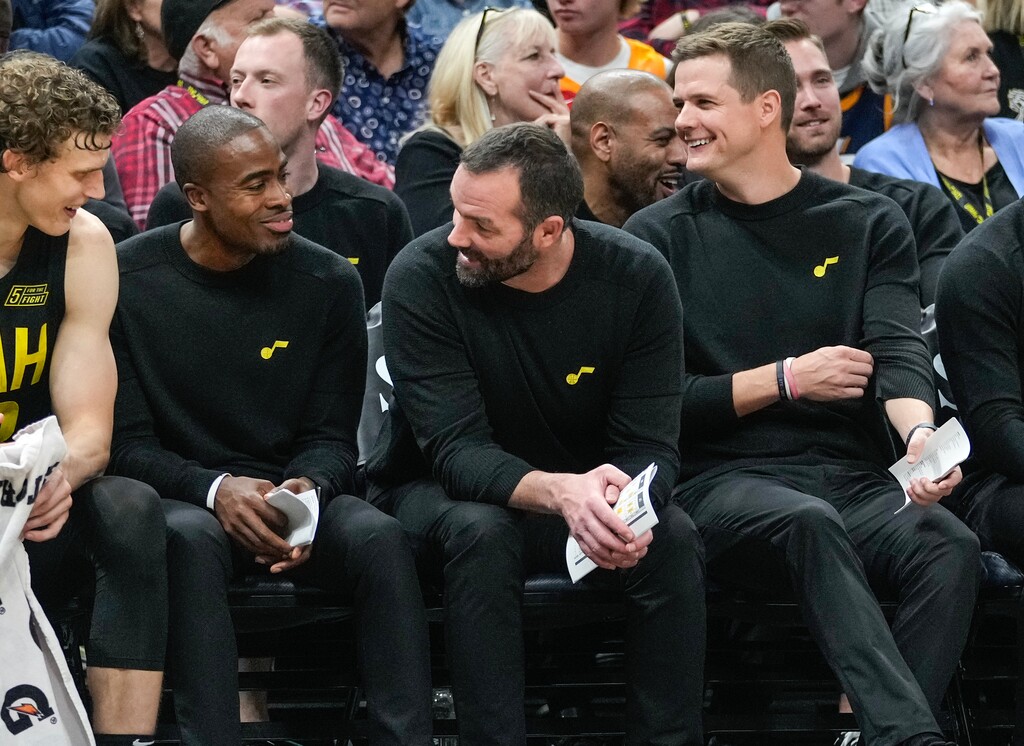 (Leah Hogsten | The Salt Lake Tribune) Utah Jazz head coach Will Hardy shares a laugh with his coaching staff and Utah Jazz forward Lauri Markkanen (23) as the Utah Jazz take on the Memphis Grizzlies at Viviint Arena, Oct. 31, 2022. 