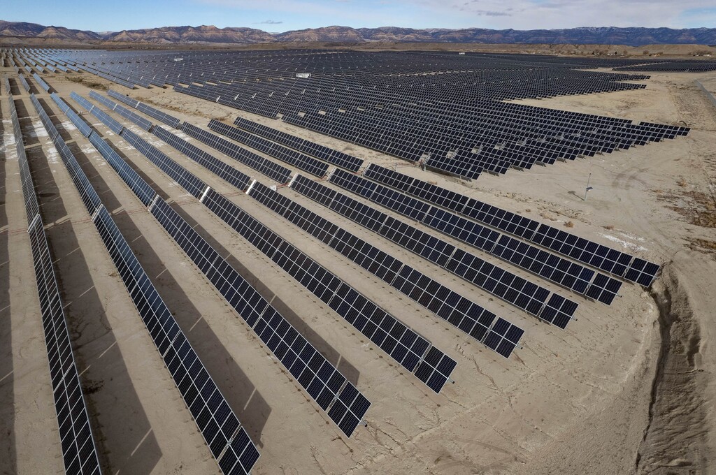 (Francisco Kjolseth | The Salt Lake Tribune) The Carbon County solar farm in Wellington, Utah named Graphite Solar on Wednesday, Tuesday, Dec. 6, 2022. 