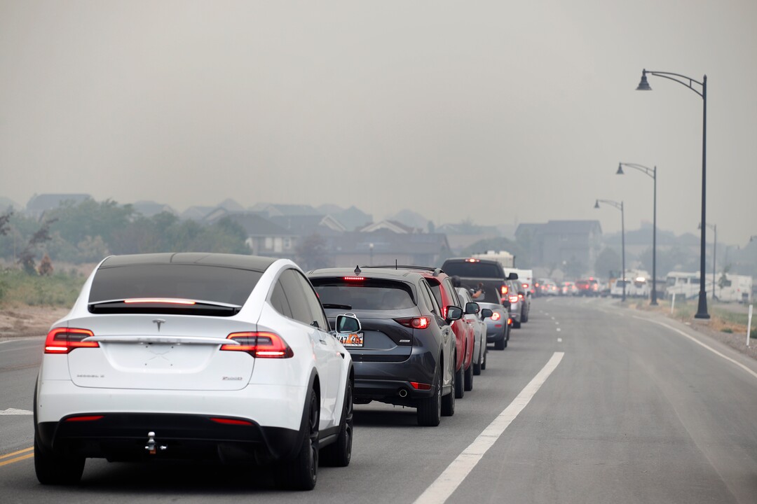 (George Frey  |  for The Salt Lake Tribune) Cars are at a standstill as they wait in a long line after they were evacuated from their homes in south Saratoga Springs due to a wildfire on June 28, 2020.