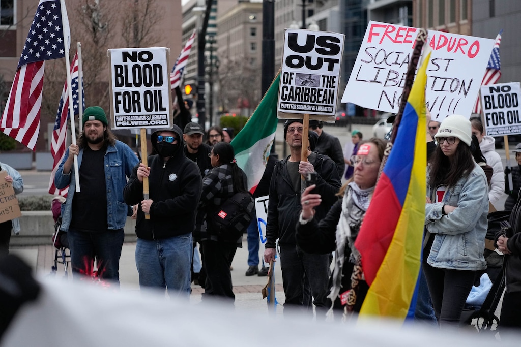 (Francisco Kjolseth | The Salt Lake Tribune) Protesters rally outside the Wallace F. Bennett Federal Building in Salt Lake City after the U.S. captured Venezuelan President Nicolás Maduro and his wife in a military operation.