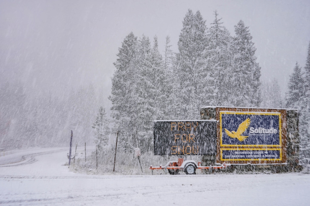 (Francisco Kjolseth | The Salt Lake Tribune) Snow falls in Big Cottonwood Canyon on Tuesday, Oct. 13, 2026.